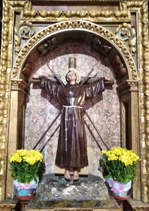 일본의 성 프란치스코 블랑코 제단 조각_photo by Estevoaei_in the Church of Santa Maria do Tameiron in Gudina of Galicia_Spain.jpg